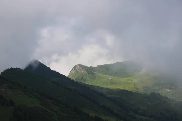 Chalet Vieux Prairies Verdoyantes Montagne Par Jour Été Pluvieux — Photo