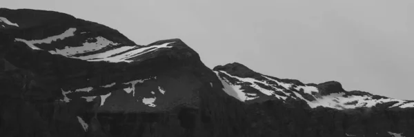 Bergskedja Med Snöfläckar Sommarscen Saanenland Valley Schweiz — Stockfoto