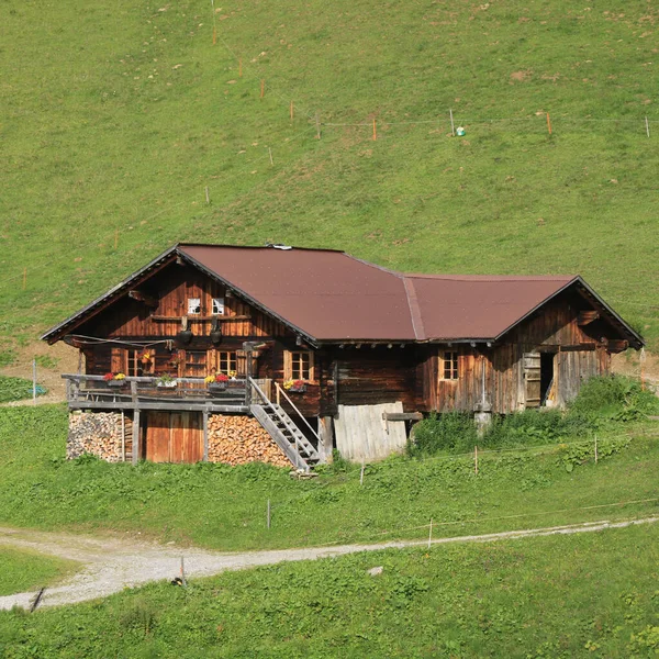 Pequena Cabana Madeira Velha Nos Alpes Suíços — Fotografia de Stock