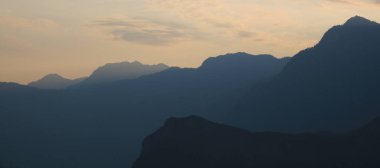 St Gallen Canton 'daki dağların ana hatları. Wangs 'dan gün doğumu görünümü.