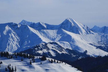 Kar, Horneggli kayak bölgesinden görünen Bernese Oberland 'daki dağ zirvelerini kaplamıştı..