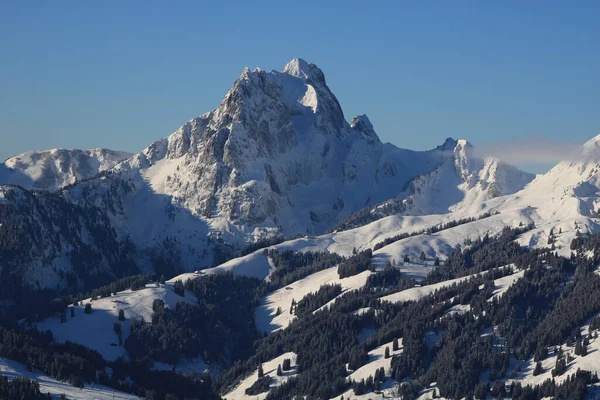 冬のグンムフルー スイスのグスタード近くの山 — ストック写真