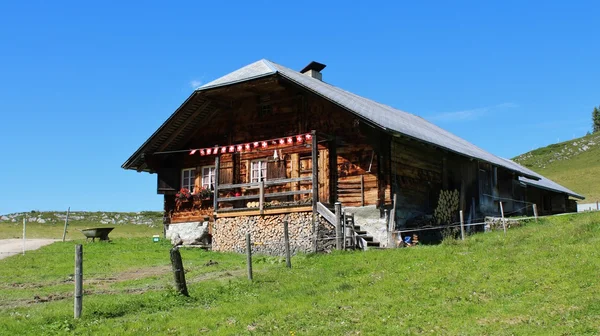 Antigua casa en el Simmental — Foto de Stock