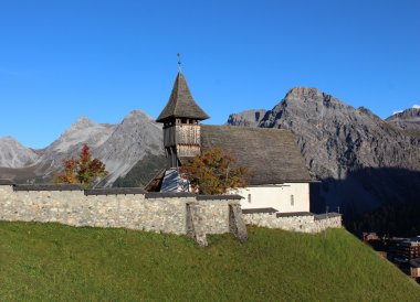 Eski kilise ve Arosa dağlarda