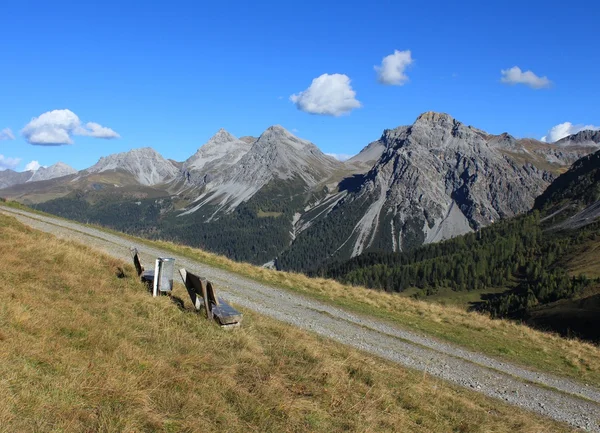 Benches with mountain view — Stock Photo, Image