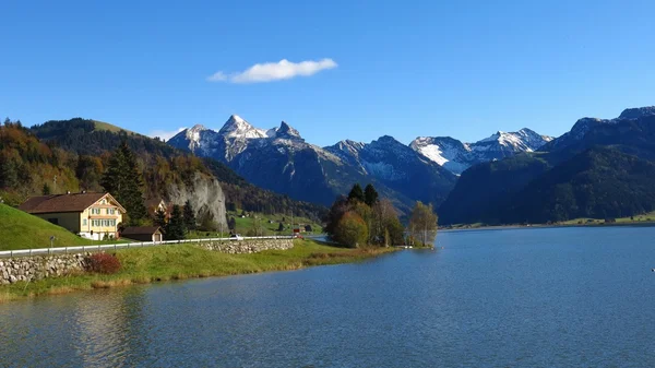Podzim na jezeře portály: Švýcarsko — Stock fotografie