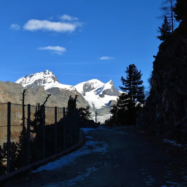 Escena nocturna en los Alpes suizos . — Foto de Stock