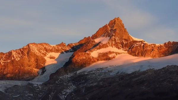 Zinalrothorn на восходе солнца — стоковое фото