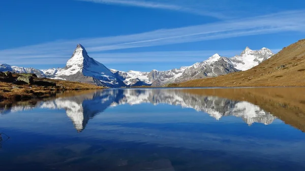 Cervin et Weisshorn miroitant dans le lac Stellisee — Photo