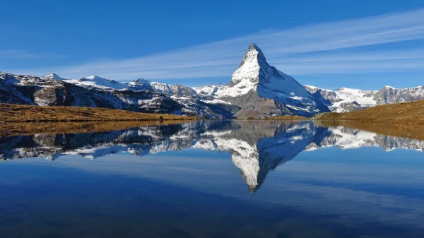 Matterhorn tükrözi a tó Stellisee — Stock Fotó