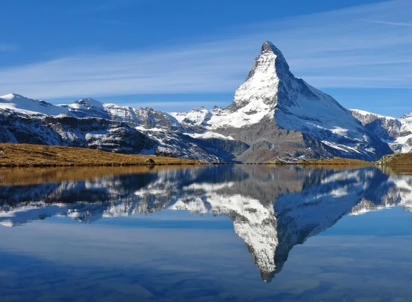 Neve tampado Matterhorn espelhamento no lago Stellisee — Fotografia de Stock