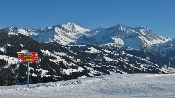 Eggli Kayak alanında, Gstaad görüntülemek — Stok fotoğraf