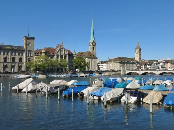 Tekneler Limmat ve Fraumuenster — Stok fotoğraf