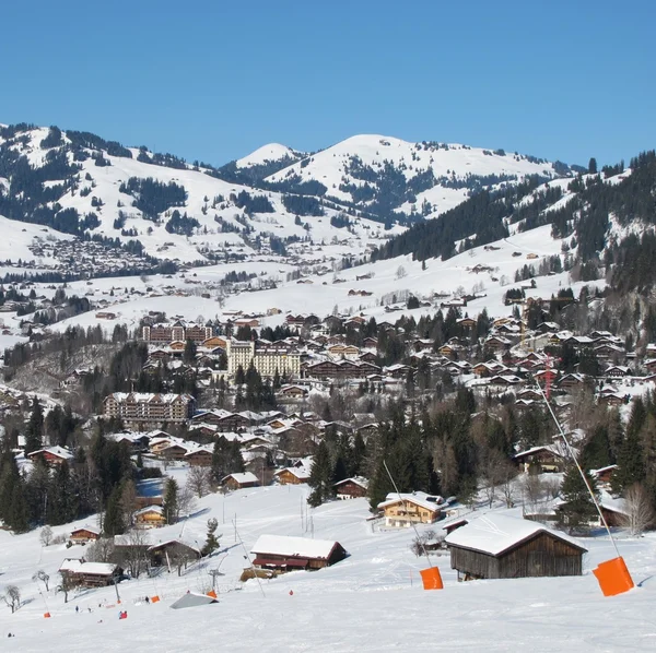 Skipiste en weergave van Gstaad in de winter — Stockfoto