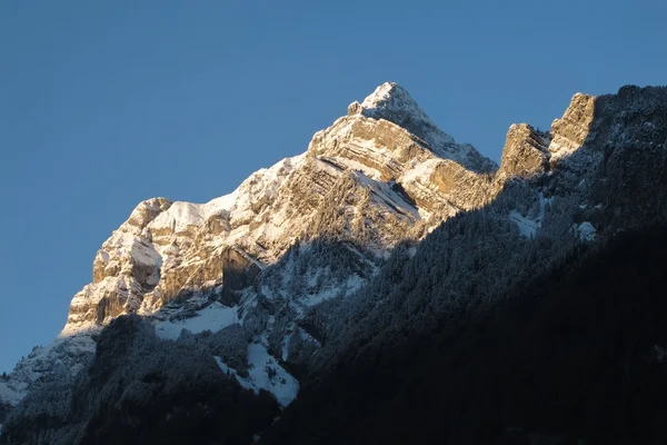 Neve tampado montanha ao nascer do sol — Fotografia de Stock