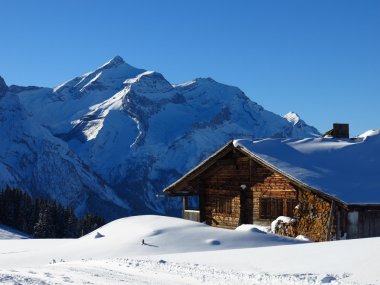 Oldenhorn ve eski bir çiftlik evinin cephe kar kaplı