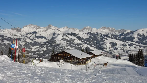 Görünümden Gstaad'da merkezlerine Ski Area — Stok fotoğraf