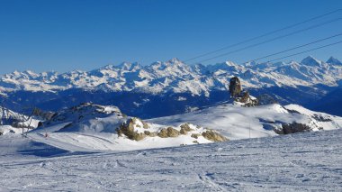 Ski lift ve dağ panorama
