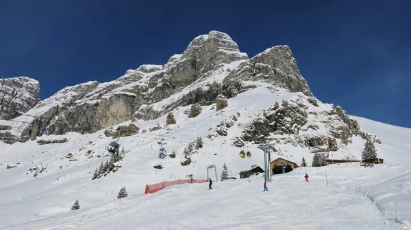 Schönes Skigebiet in Braunwald, Schweizer Alpen — Stockfoto