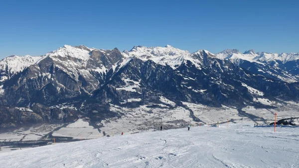 Paesaggio invernale e pista da sci del comprensorio sciistico Pizol — Foto Stock