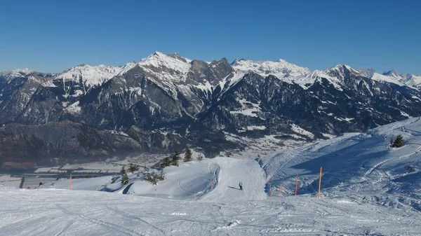 Pista da sci e alta montagna — Foto Stock