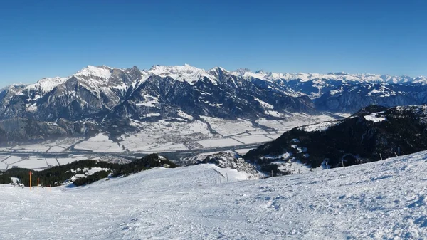 Hermosa vista desde la zona de esquí Pizol, Alpes suizos — Foto de Stock