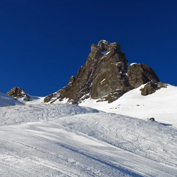 Ski slope och mountain peak — Stockfoto