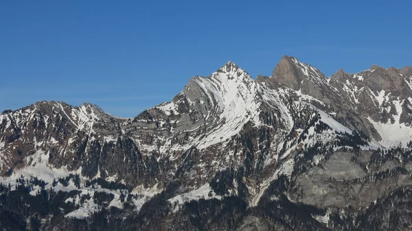 可见的高山褶皱山 — 图库照片