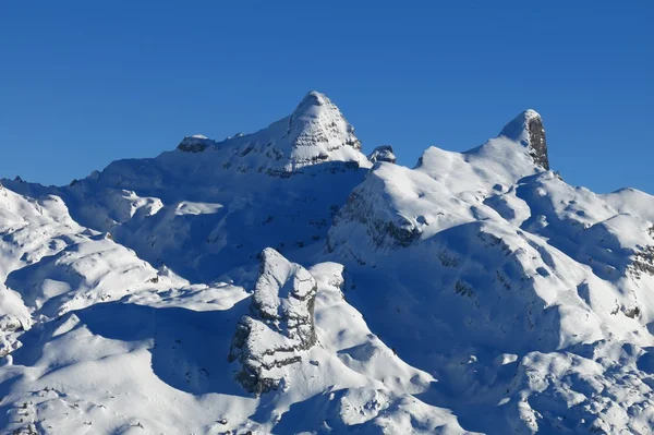 Montañas cubiertas de nieve en Suiza Central, vista desde Stoos — Foto de Stock