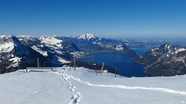 Vierwaldstaettersee 湖と山々 — ストック写真