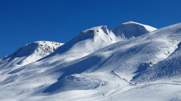 Ski slope and mountain — Stock Photo, Image