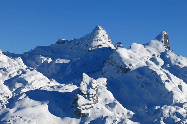 Hermosas montañas cubiertas de nieve — Foto de Stock