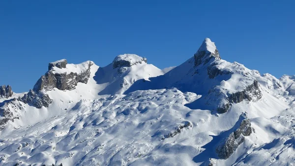 Montañas cubiertas de nieve Chaiserstock y Chronenstock — Foto de Stock