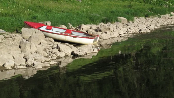 Kleines Ruderboot am Ufer — Stockfoto