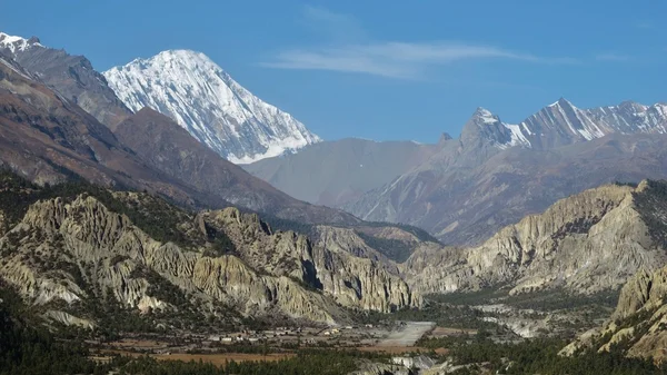 洪徳空港、石灰岩の崖、雪を頂いた Tilicho ピーク — ストック写真