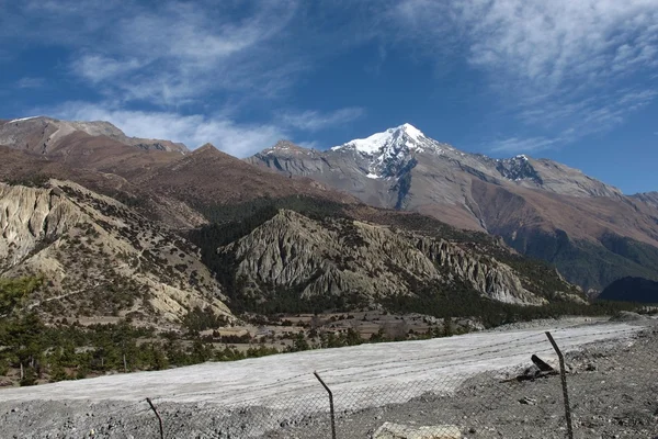 Airstrip of Hongde Airport and Pisang Peak — Stock Photo, Image