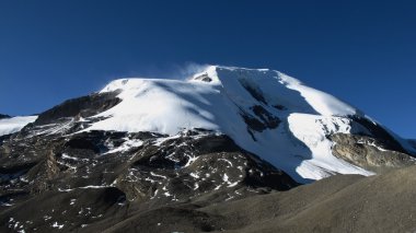 Parçalı bir dağ sırtı üzerinde Rüzgar
