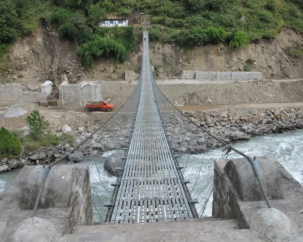 Puente colgante sobre Bhote Khosi — Foto de Stock