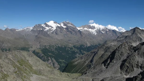 Saas Fee Valley e altas montanhas — Fotografia de Stock