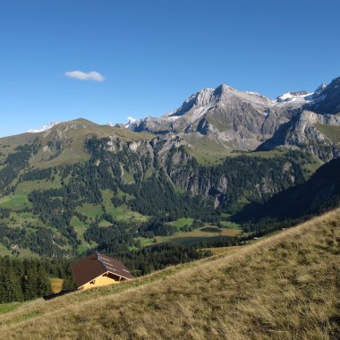 Lake Lauenensee ve dağlar