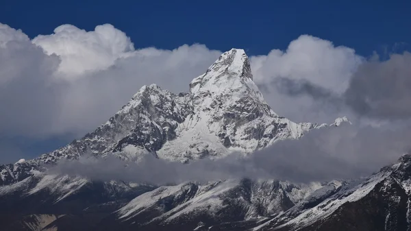 Pico de Ama Dablam rodeado de nubes — Foto de Stock