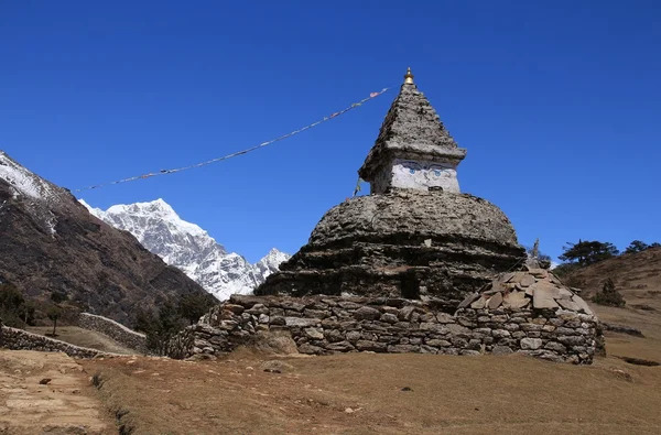 Old stupa on the way from Namche Bazar to Kunde — Stock Photo, Image