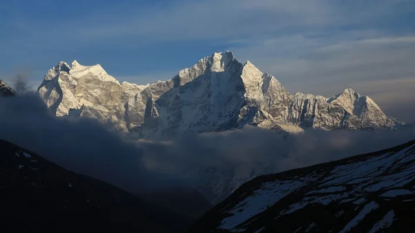 Thamserku et Kangtega au coucher du soleil — Photo