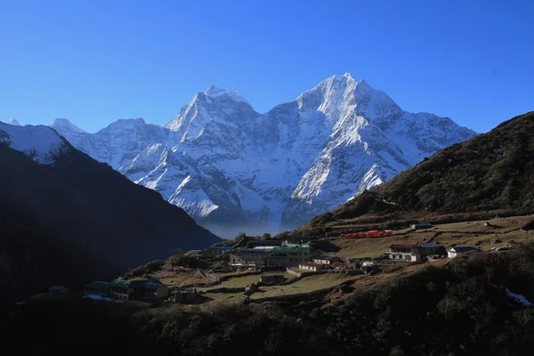 Sunrise in Dhole, view of Thamserku and Kangtega — Stock Photo, Image