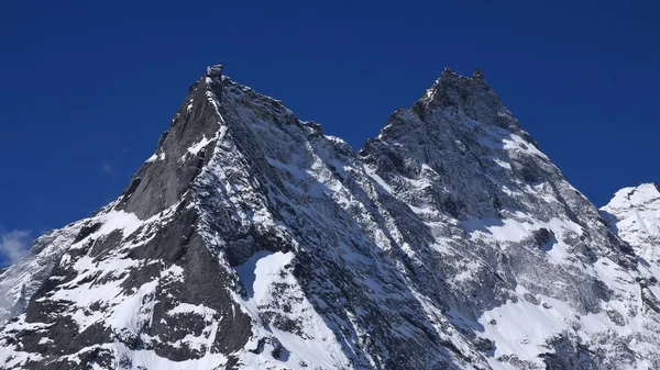 Picos de montaña puntiagudos — Foto de Stock