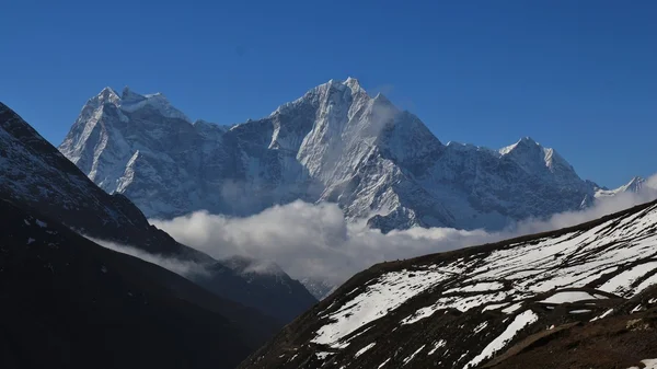 Kangtega und Thamserku, hohe Berge — Stockfoto