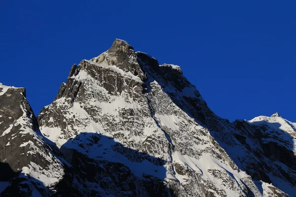 Montagna e cielo blu — Foto Stock