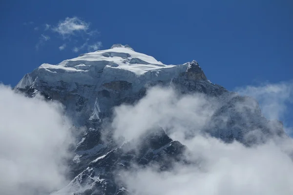 Peak of Tawotse surrounded by clouds — Stock Photo, Image