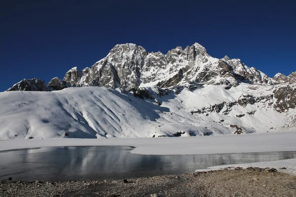 Vista da Gokyo, lago e alta montagna — Foto Stock