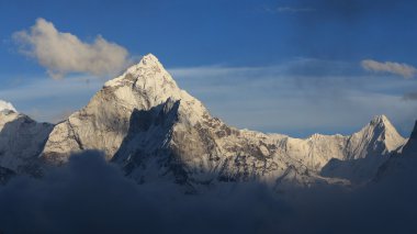 Ama Dablam gün batımında